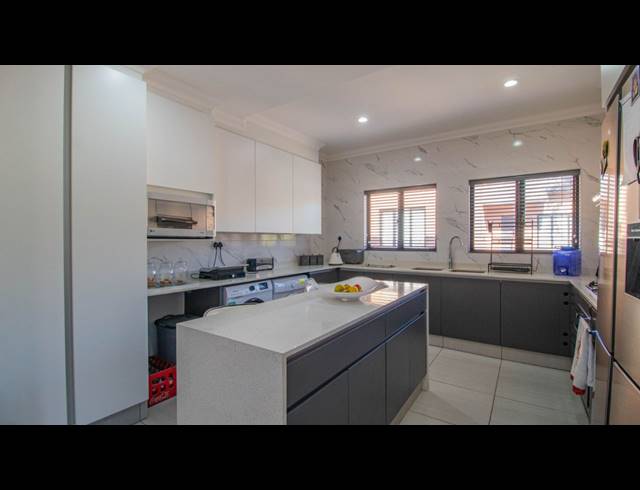 2 BEDROOM APARTMENT FOR SALE IN BUURENDAL